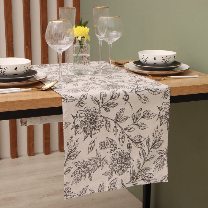 Скатерть прямоугольная Black flowers 40*149 см