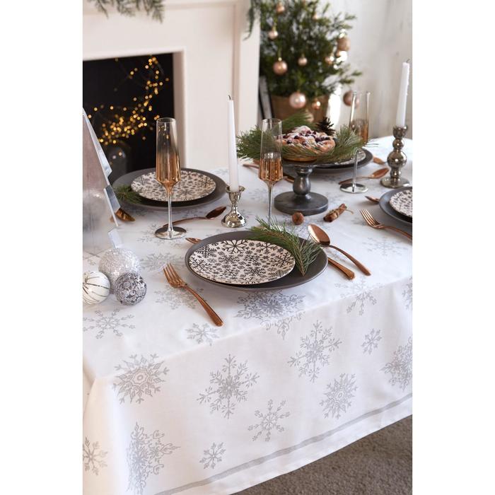 Скатерть Silver Snowflakes 149*180 см